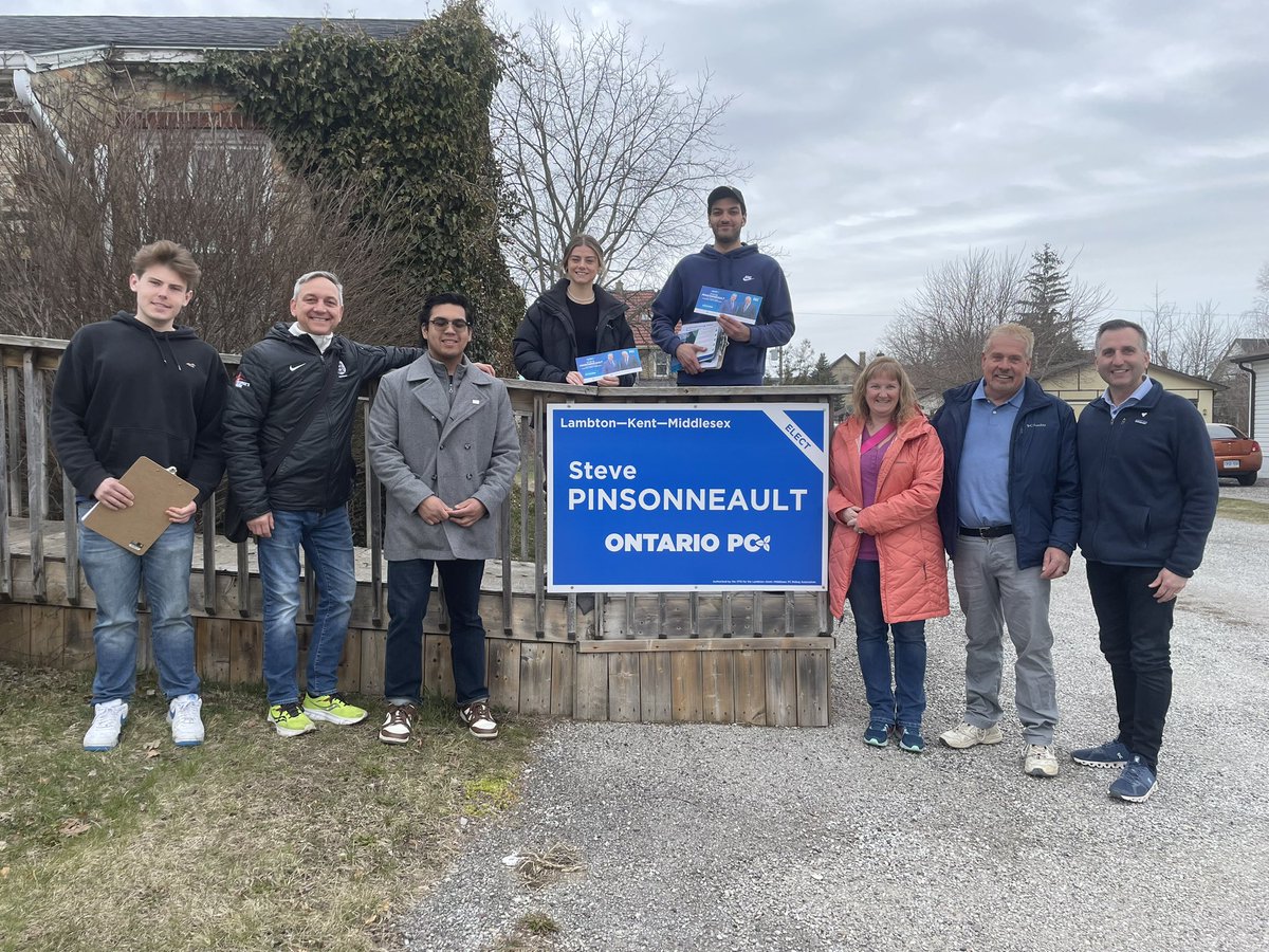 Thanks to @TrevorJonesCKL for joining us at the doors today. Lots of great conversations in #ParkHill and #Strathroy about how the @OntarioPCParty continues to #GetItDone for #LambtonKentMiddlesex.