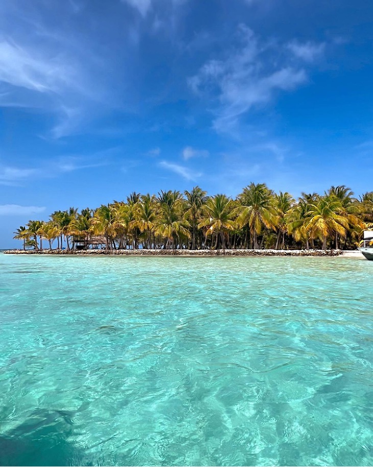 belizevacation's tweet image. Take a dip into the magnificent waters of Moho Cay - a tropical paradise where the only blues you'll encounter are the breathtaking shades of the ocean. 🌴🌊 #TravelBelize
📷: @xizzle88