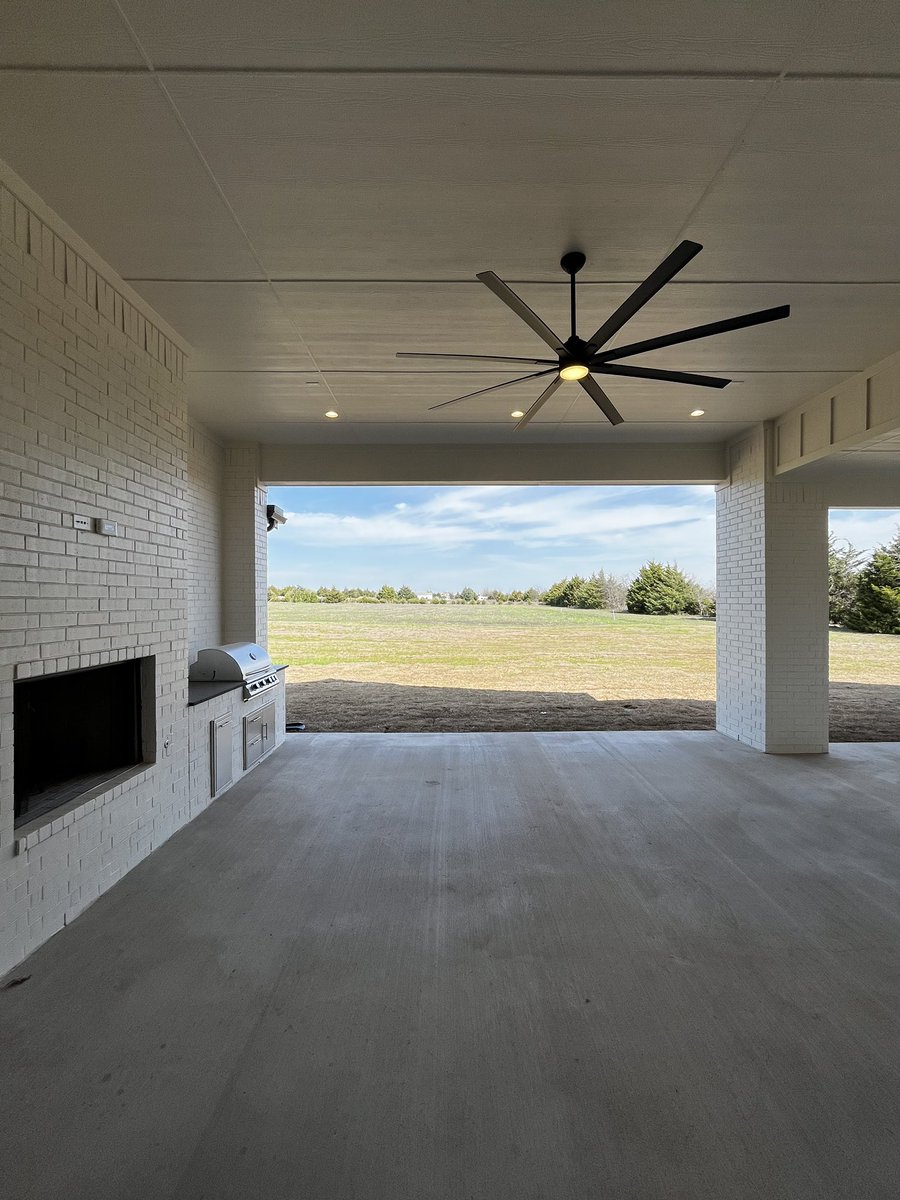 Modern Farmhouse living 😍 Full tour on my Instagram story! IG: Benwegmann