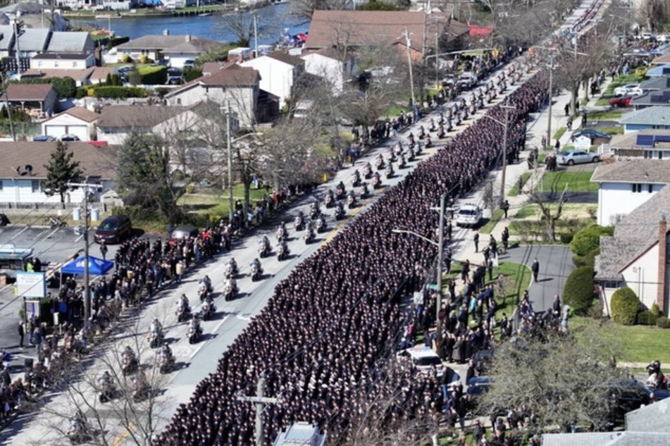 18 South Brunswick officers traveled to Long Island today to attended the funeral of NYPD Detective 1st Grade Jonathan Diller. We stood in solidarity with thousands of other officers to let his wife, son and extended family know we care. We have lost a #Hero #NYPD @NYPDnews