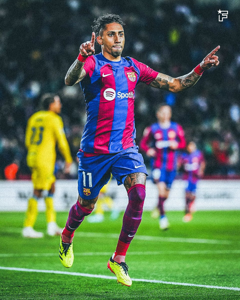 footmercato's tweet photo. Raphinha qui célèbre en imitant le geste de la VAR  ! 😂

(Un but lui a été refusé en première période) 😅 https://t.co/72OUnHP6uA