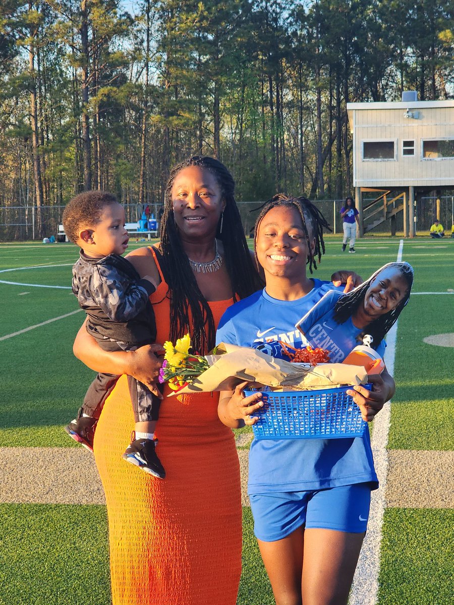 🙏🏾🧡💙⚽️ @lauriabloodwort The solo soccer senior! Lead your team in your last high school playoff run! You have been to 2 already! @CHSMaconATH #bornchampion #yearroundathelete #blessed 🏐🏀💪🏾
