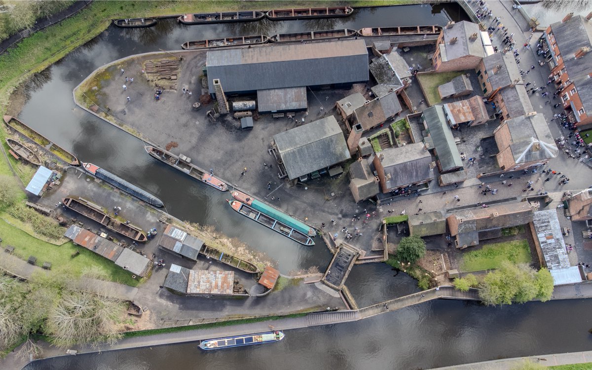 #NbWillTry moored up at @bclivingmuseum on #DudleyCanal this bank holiday #easter weekend. #BoatsThatTweet #KeepCanalsAlive #LifesBetterByWater #PeakyBlinders #HistoricNarrowboats #WaterwaysPhotography #BackInTime #DronePhotography #Forge #BCN #BCNS waterways.photography