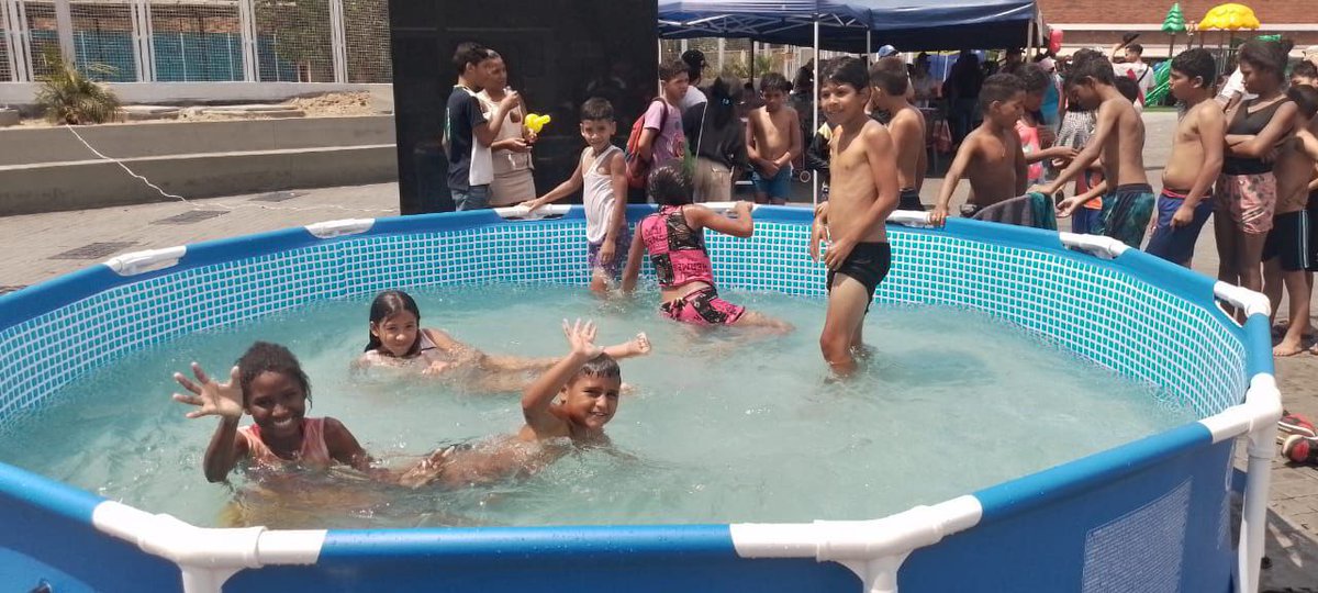 #EnFotos📸 Así los niños y niñas del Municipio Sucre disfrutaron de distintas actividades recreativas y deportivas en los espacios de la Plaza Bolívar de #Petare, en donde fueron instalados colchones inflables, piscinas, pinta caritas, payasos y mucho más.#ElPaísMasBelloDelMundo