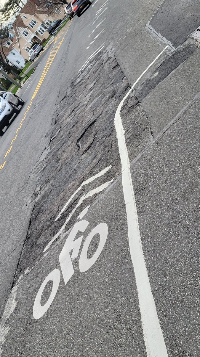 cyclenyc's tweet photo. @NYC_DOT #love this ##bikenyc lane on Linden Boulevard and 177th Street  #Queens #NYC @nyc311 https://t.co/ubBXqn8rA3