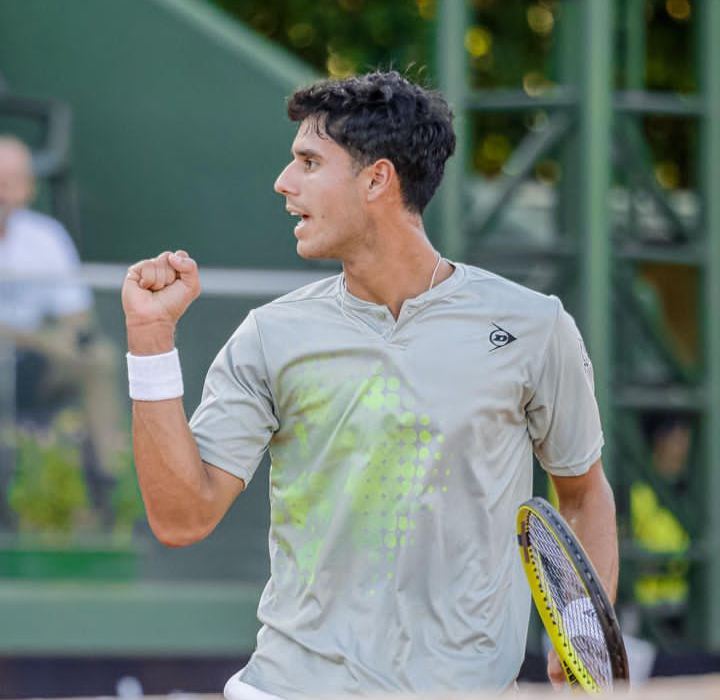 AFD7L's tweet photo. Semana de locos la de Dani Vallejo (2004) en Brasil. El paraguayo aprovechó el WC y se metió en la FINAL del Challenger de São Leopoldo. Recién derrotó por 6-4 3-6 6-0 a Felipe Meligeni. 

Mañana va por su primer título profesional ante Couacaud. Será 355 ATP.

📸 @om_visuals https://t.co/jZrZBA8myq