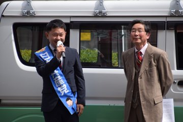 街頭演説する井木まもる元市議（右）と大平（左）