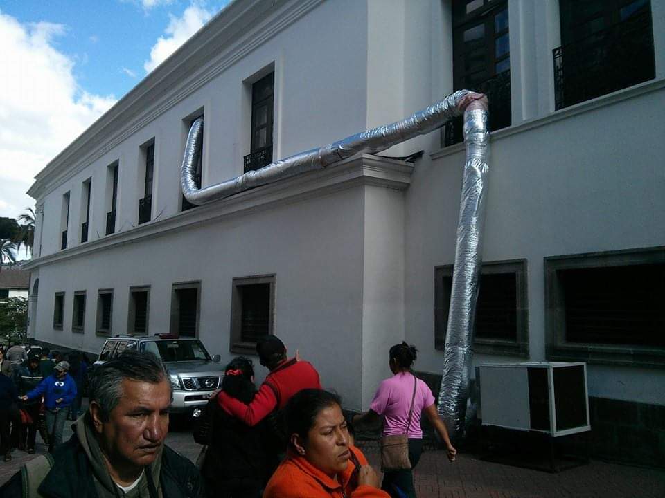 Allá por el 2014, en tiempos de Correa, se farreaba tan duro en Carondelet que tuvieron que poner aire acondicionado para bajar la temperatura de los salones.
Era una discoteca el palacio.