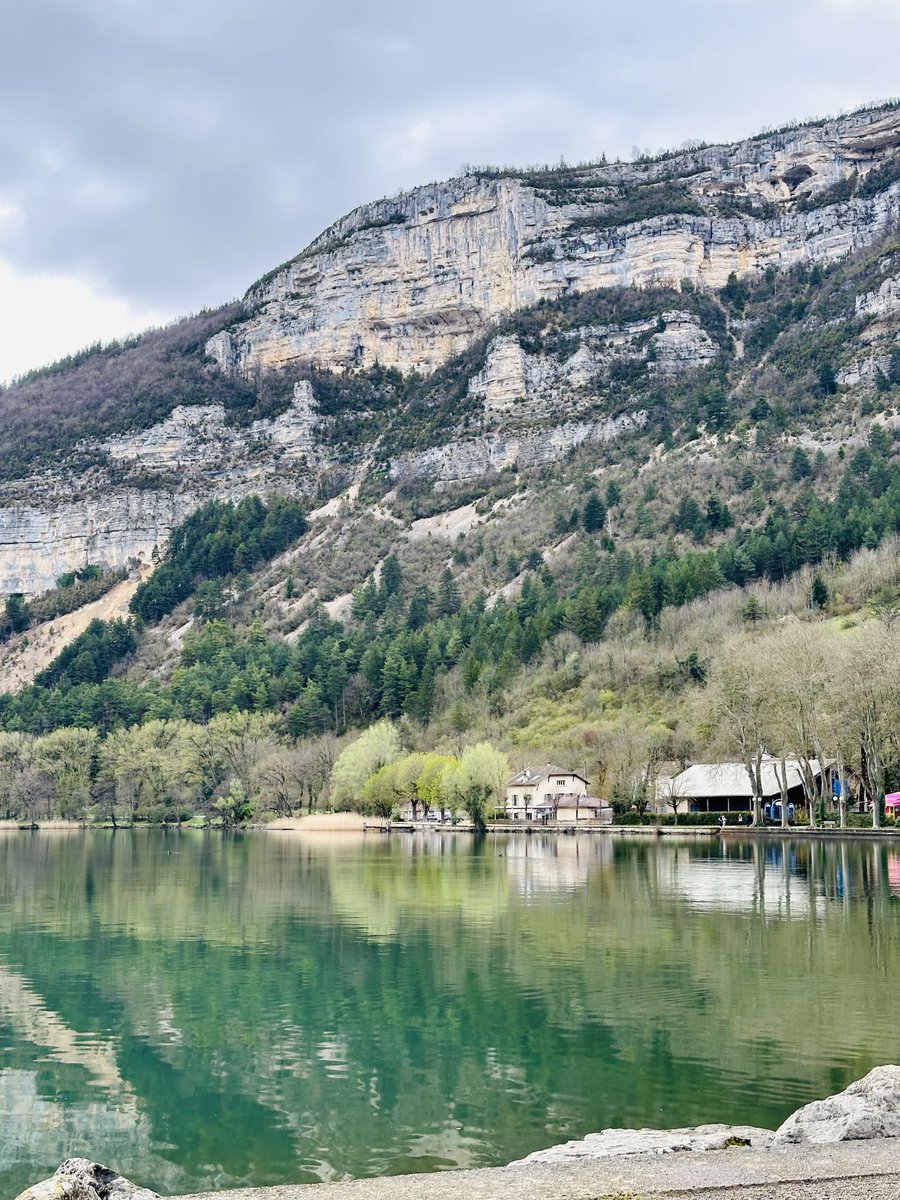 This could to be a painting.
But it is the French Alpes 🇫🇷 

📍 Lac de Nantua 

I’m just in love!
