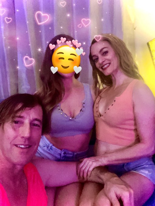 Goldie is here again!! Come join us on Chaturbate. https://t.co/YC9c2XLFo0