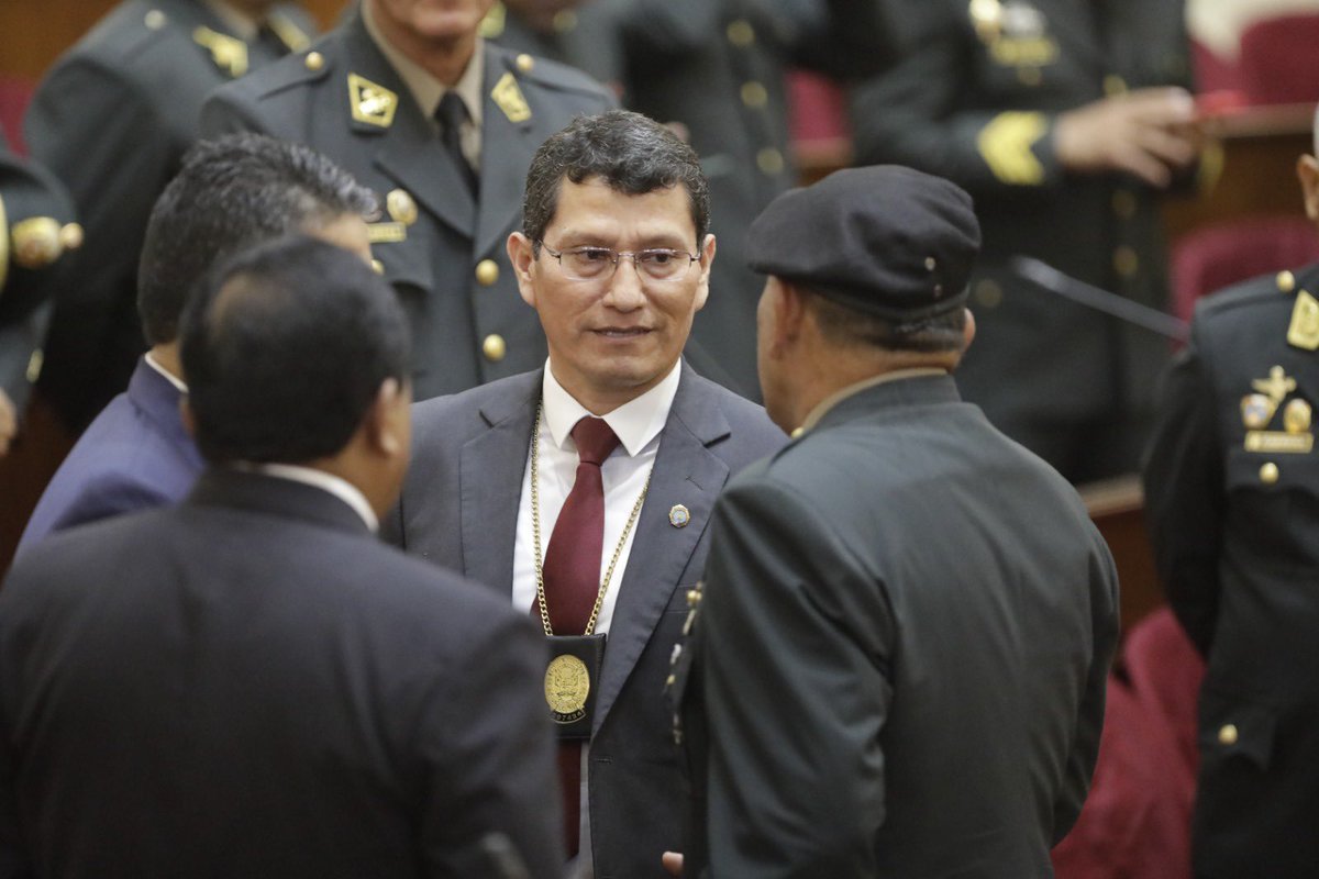 gvillasis's tweet photo. Harvey Colchado tendría las horas contadas al frente de la Diviac y el Eficcop. La presidenta Dina Boluarte le habría pedido su cabeza al ministro Torres por el allanamiento de ayer a su vivienda y por las investigaciones que sigue el Eficcop a su hermano Nicanor Boluarte. https://t.co/V7xCqBQkAi