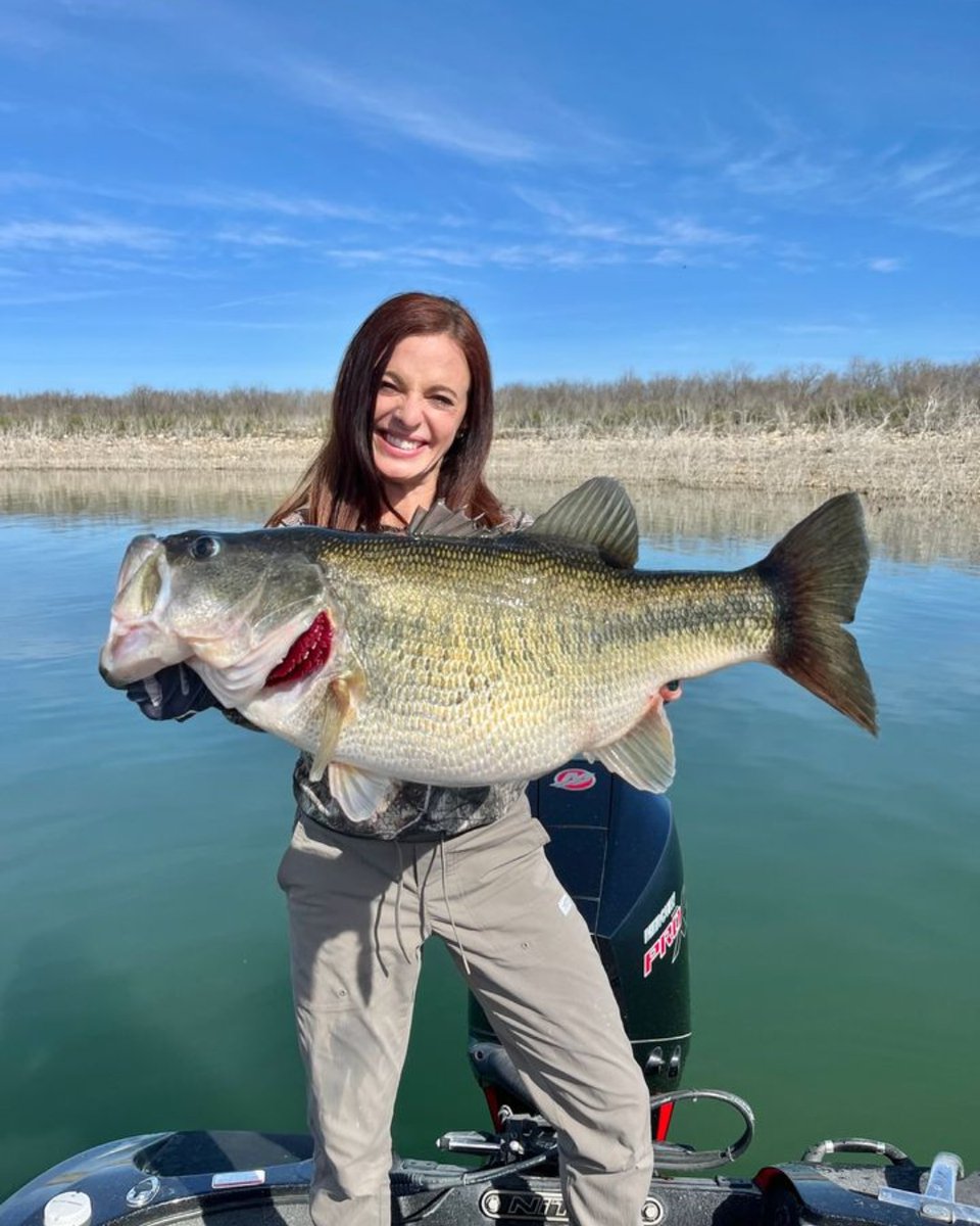 On February 28, 2023 Lea Anne Powell landed this impressive 5.53-kilogram (12-pound, 3-ounce) largemouth bass, setting the IGFA Women’s 6-kg (12 lb) Line Class World Record for the species. 📍 Lake O. H. Ivie, Texas, USA