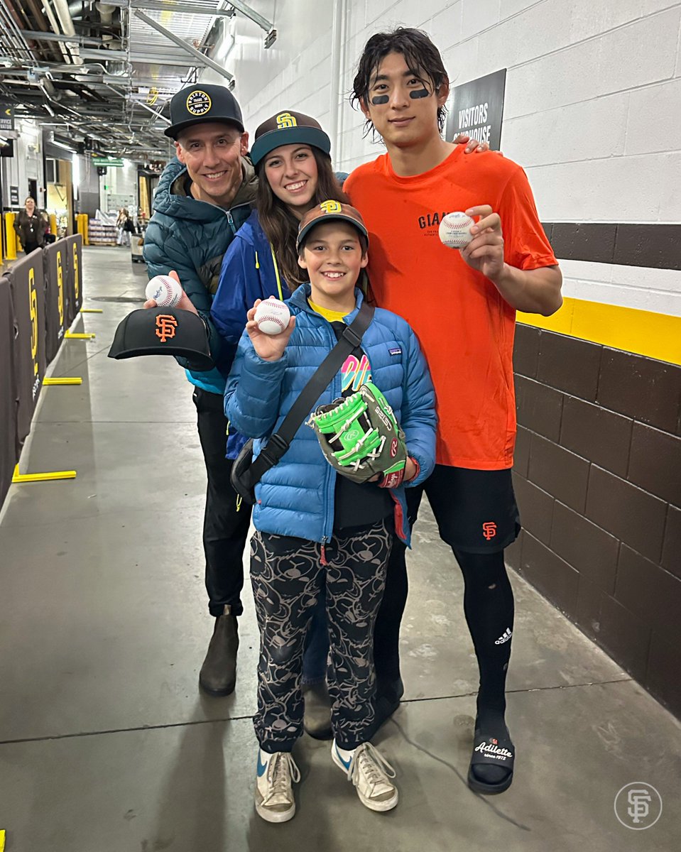 The family who caught Jung Hoo Lee’s first home run are from the Bay Area but reside in San Diego. Their favorite Padre is Ha-Seong Kim. They told Jung Hoo about their love for Kim, and Jung Hoo responded via interpreter, “I’m going to tell him about you.” 🧡