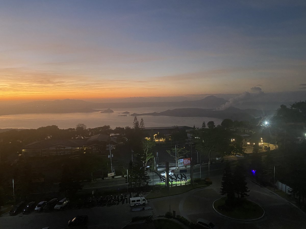 Sunrise over Taal volcano, jet lag meant being awake all night but this beautiful sunrise wasn’t wasted 💕🇵🇭
