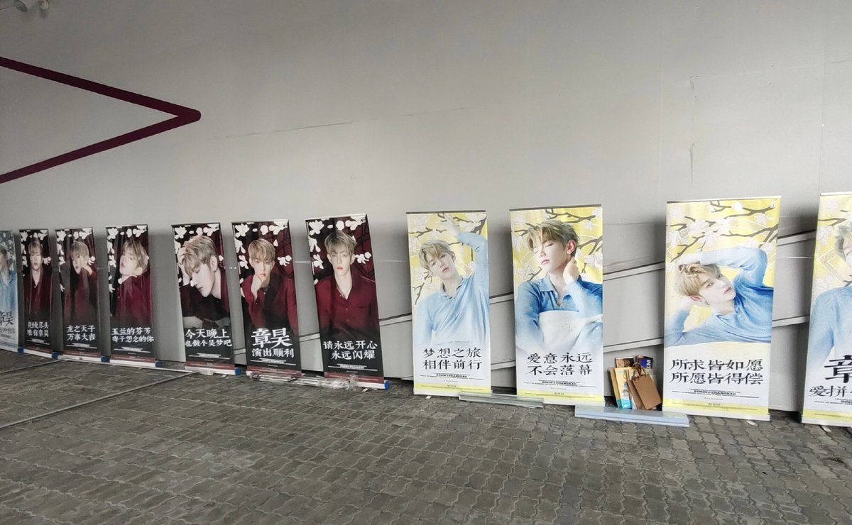 Hao’s flower wall💐
‘I Wanna Know’ stage station background, so beautiful 💗

Also 20 roll-up banners, very eye-catching 👀

Location:fan area outside the West Lobby
Date:Mar31

~🐱🐶stampcollection 
#장하오 #ZHANGHAO
#ジャンハオ
#ZB1 #제로베이스원
#ZEROBASEONE