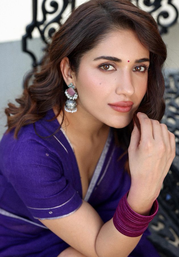 GJ957lsWYAAyDjj?format=jpg&name=900x900