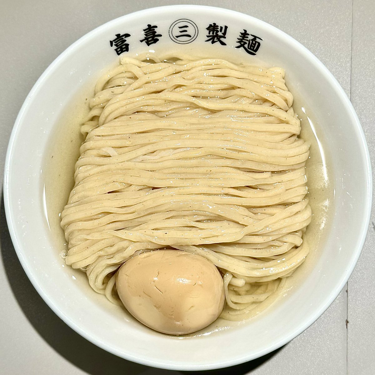 【726杯目】 店舗名：富喜製麺研究所 六本木店 読仮名：ふうきせいめんけんきゅうじょ 所在地：東京都港区六本木3-13-10 最寄駅：六本木駅 ご対麺：鰹昆布水のどごし生麺+味玉♬😋