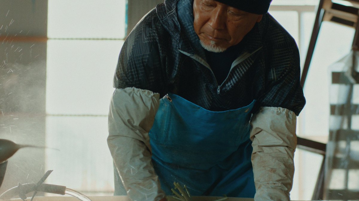 #ThinkSustainablePrice 千葉県大根農家の土屋さん夫婦。 手の感覚がなくなるほどの冷たい水で 毎日約2500本もの大根を洗い続ける。 本編はこちらから 👉lnky.jp/XkWiyGu #全農