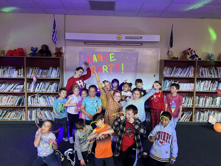 On Thursday HES celebrated their positive behavior award with a blacklight dance party! 

🔴🔵  #HESRedHawks #USD415 #RedHawkReady #Hiawathaks #HiawathaKansas #VisitHiawatha 🔴🔵