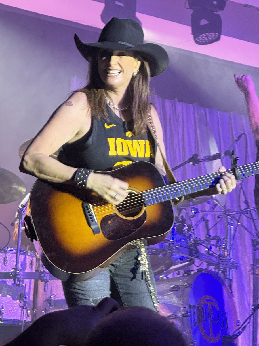 NurseAnna_B's tweet photo. @TerriClarkMusic was amazing in Iowa https://t.co/hoBZYvwuts