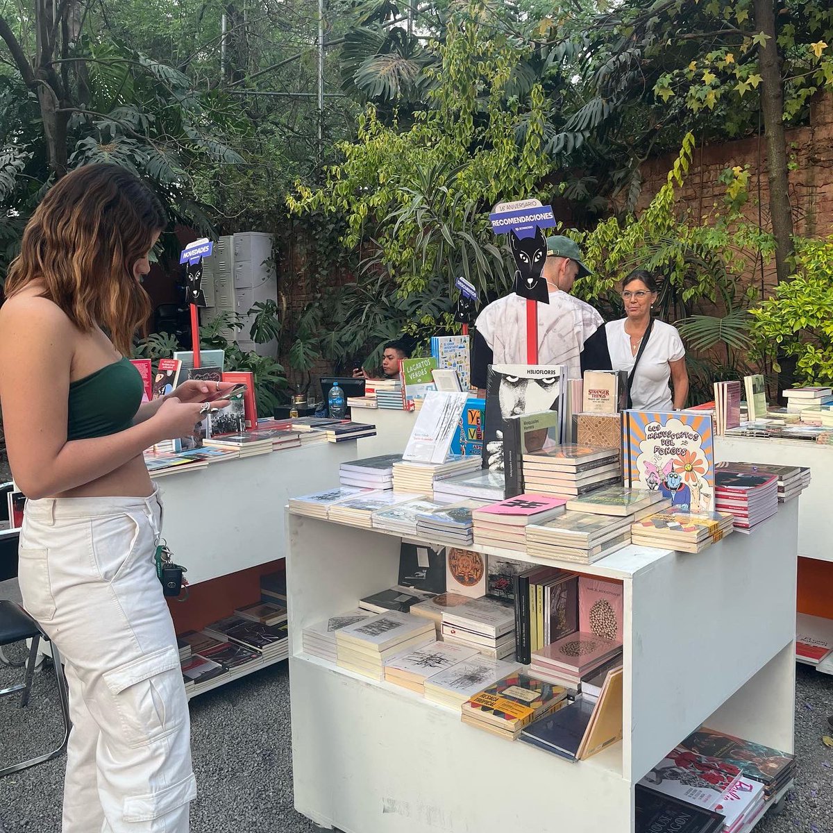 SPDistribucion's tweet photo. ¡Gracias a todxs por acompañarnos a celebrar nuestros 16 años distribuyendo libros en México! 📚🇲🇽💜 Seguiremos trabajando para traer las editoriales más importantes 🥂.
#SPDistribuciones #Aniversario #EditorialesIndependientes #Editorial https://t.co/ZtCuIidDEn