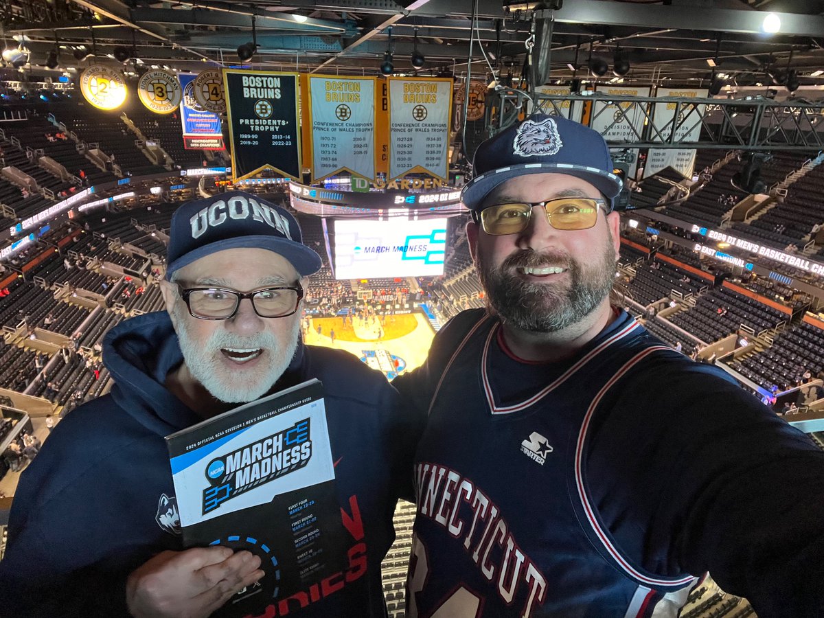 TheCoachIsh's tweet photo. #mmselfie #fatherandson #UConnNorth 

#BasketballCapitaloftheWorld #MixForSix https://t.co/gEfw6OIsnu
