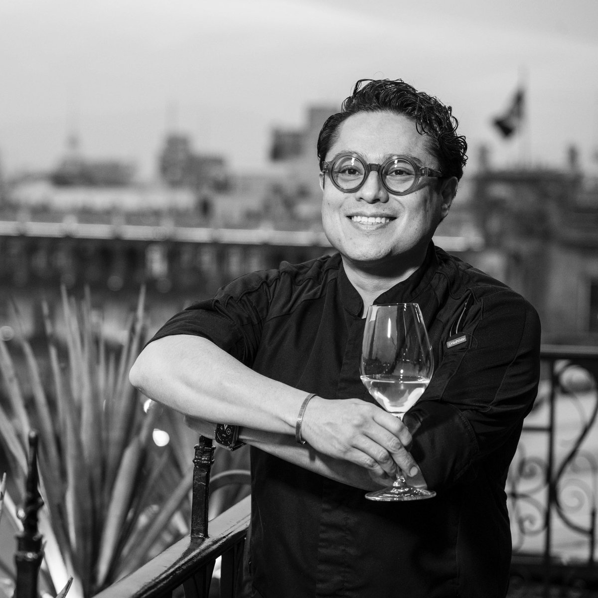 “Mi pasión es la transmisión del saber, generar en mi equipo amor y estima por el conocimiento”.

Av. 5 de Mayo 61, Centro Histórico de la CDMX.
Reservaciones por DM

#BalcónDelZócalo #Gastronomia #Menu #LaCocinaDeBalcón #BDZ #ZocaloCDMX #CentroHistoricoCDMX #PepeSalinas #Chef