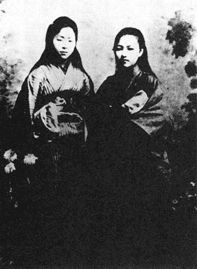 有名な写真と思われるが樋口一葉（右側）である。1890年（明治23年ぐらい）か。