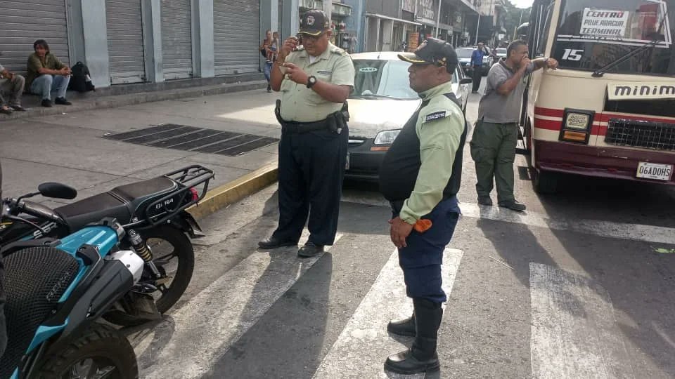 poli_girardot's tweet photo. En el Casco Central de la Ciudad se realizó el dispositivo de verificación ante el sistema #SIIPOL de vehículos tipo Motos y de ciudadanos para garantizar una #SemanaSantaSegura2024 https://t.co/GISLArBlrr