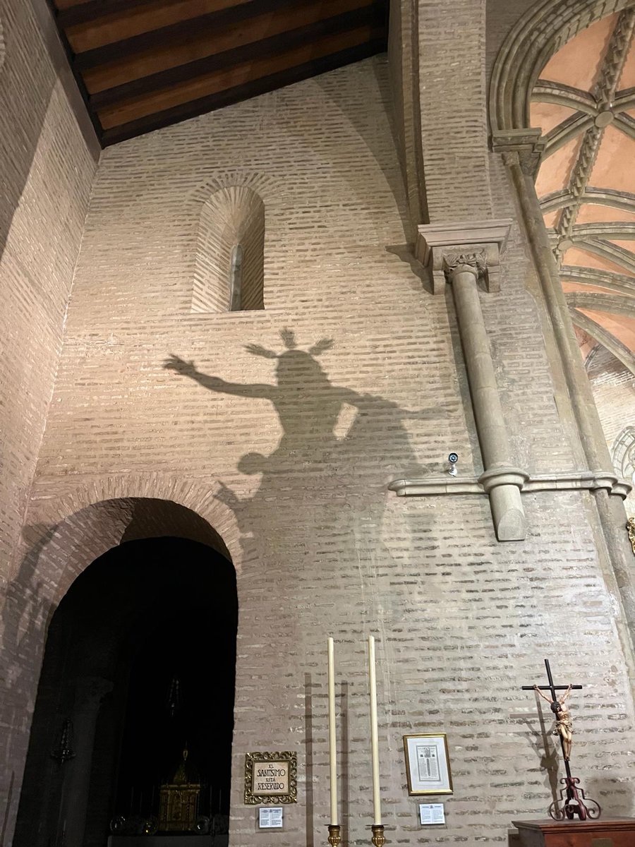 ¿Por qué buscáis entre los muertos al que vive?»

¡Feliz Pascua de Resurrección! ❤️ 
#SSantaSevilla24