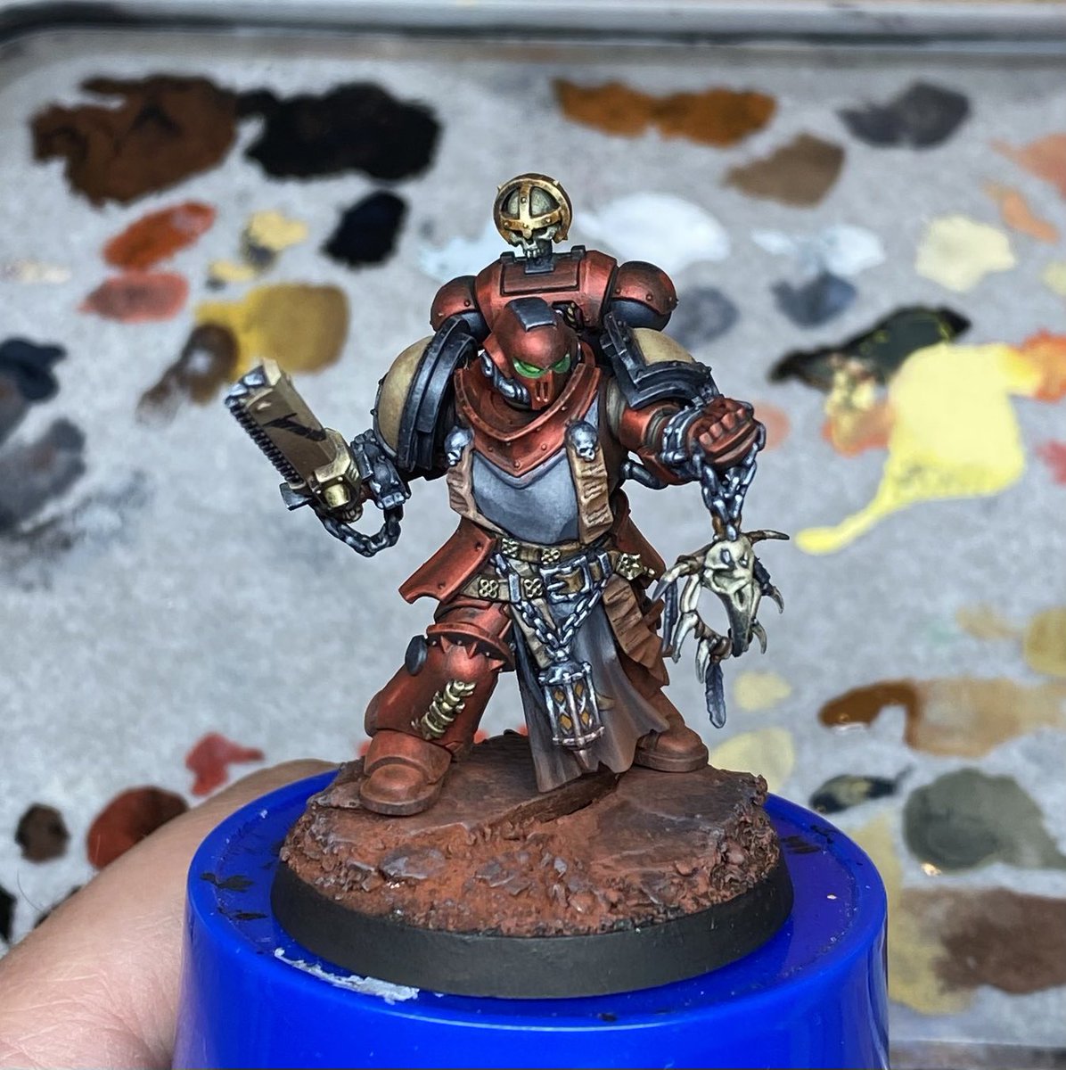 A small conversion for my Blood Raven 5th company. They’ve obviously “borrowed” some Black Templar stuff. 
#paintingwarhammer #WarhammerCommunity