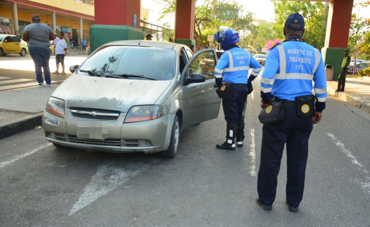 DATT_Cgena's tweet image. 🚗👮‍♂️ En la Terminal de Transporte, estamos presentes realizando control y verificación de documentos a vehículos particulares.

¡Tu seguridad vial es nuestra prioridad! #ControlDocumental #SeguridadVial 🛣️📝