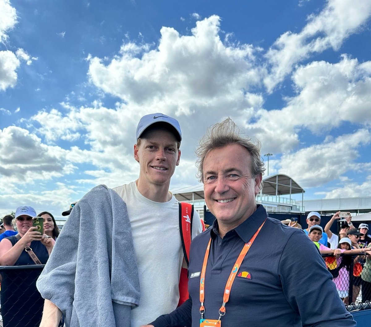 Miami 🇺🇲 Oggi ultimo allenamento per Jannik, prima della finale di domani alle 21 contro Dimitrov. 
Non ha buttato un solo allenamento Sinner in questi 12 giorni qui a Miami. Li ho seguiti tutti, dalla prima all'ultima palla. Ha trovato vento, caldo umido e pioggia. Non si è mai