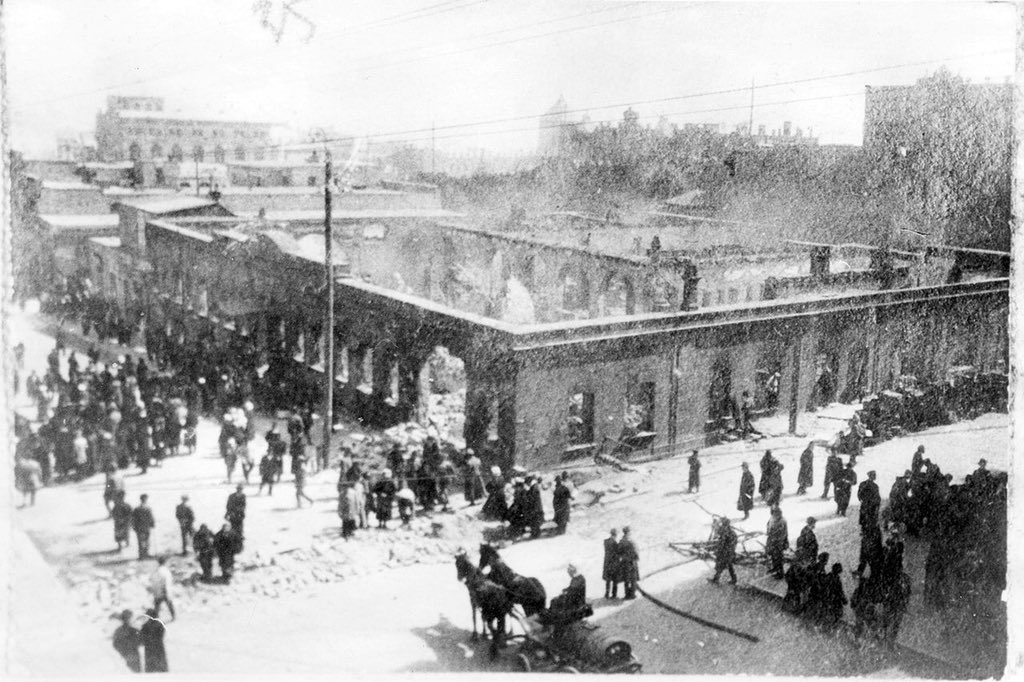 Bastion12F's tweet photo. #31march1918 
#31MarchGenocide 
В течение нескольких дней армянские бандитские формирования убивали азербайджанцев, евреев, лезгин и славян в Баку и провинциях. Армяне, не имеющие своих городов и урбанстической культуры, разрушали и поджигали самые красивые дома и дворцы в Баку. https://t.co/pyQaTGUmOC