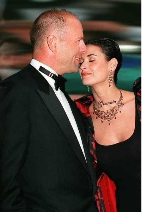 Cuando llegue el día que nada recuerde,
porque me he sumido en inconsciencia atroz;
si fuera el caso, como suele a veces,
que mi mente vague sin saber quién soy.
Si fuera el caso que mi nombre olvide,
y también olvide a quienes amé;
no me dejes solo, quiero que te arrimes,
para