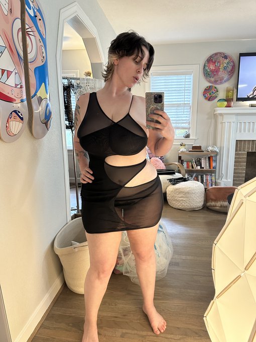 Should I keep this dress? https://t.co/eCqlzJvC6h