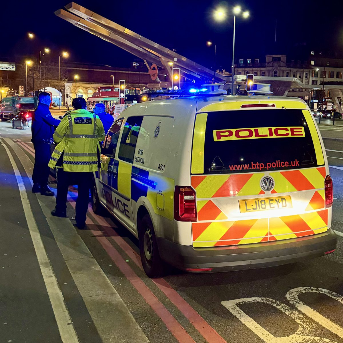 Volunteers out supporting the dedicated team of regular officers 👮‍♂️ at Stockwell in south London. Busy shift responding to a range of calls, including for assault, theft and yes, even traffic 🚓🚂🚦