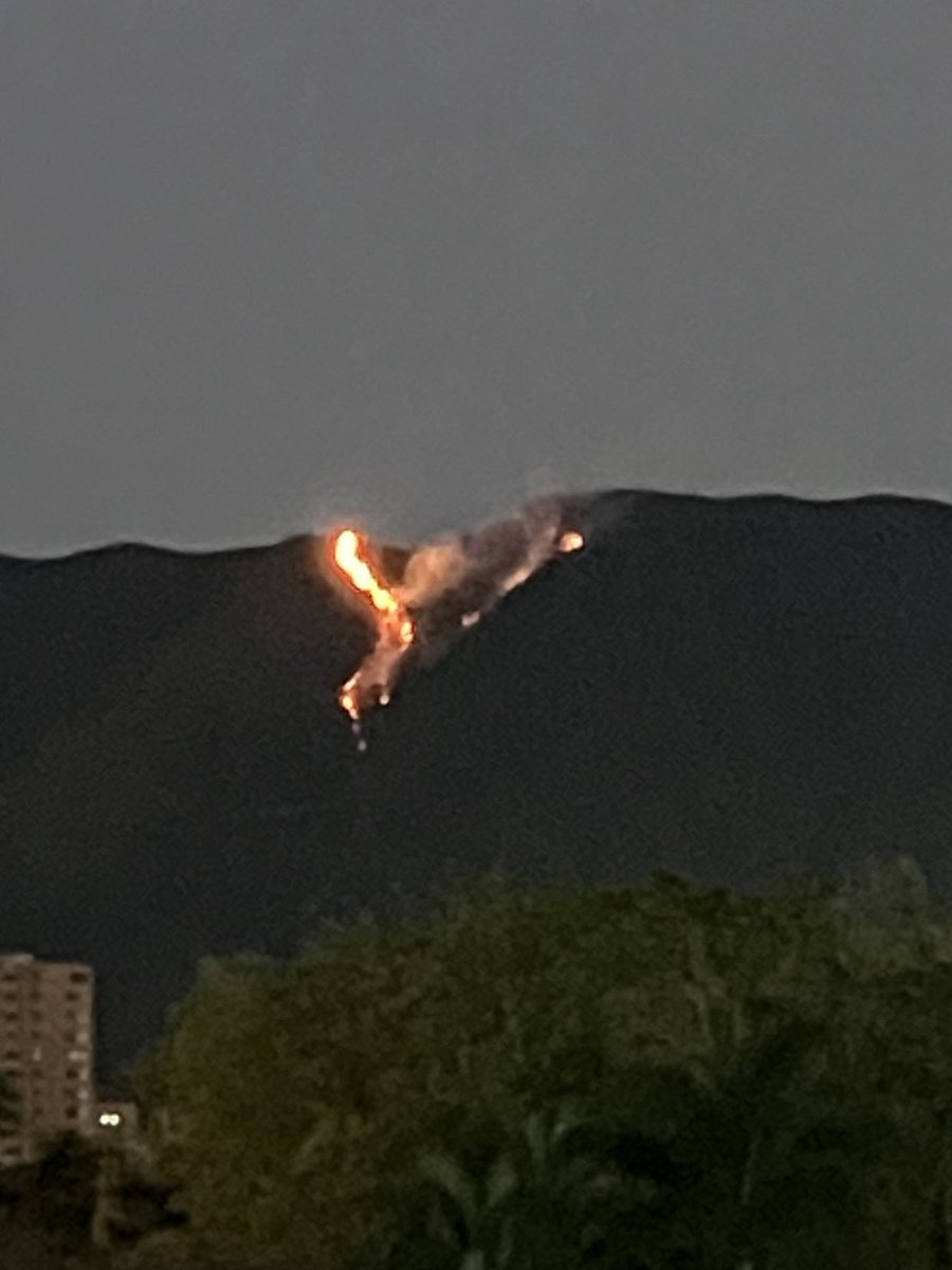 Jhoa_R's tweet photo. A esta hora siguen las llamas en diferentes puntos del Cerro Trigal. Líneas de alta tensión están riesgo. Fauna Silvestre está en riesgo. Salud de los vecinos por el humo está en riesgo. @mineccarabobo @InparquesVzla @rafaellacava10 es necesario hacer algo https://t.co/4GF4KGvBPW