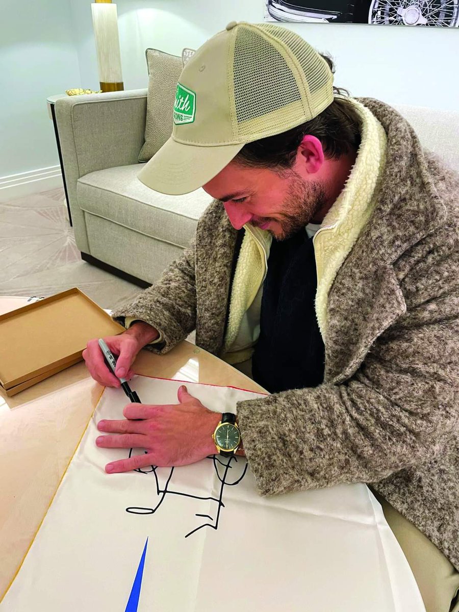 —Se pone a escribir en un papel: "Señor Hal Jordan De Queen.
Señor Hal Jordan De Queen. 
Señor Hal Jordan De Queen." —