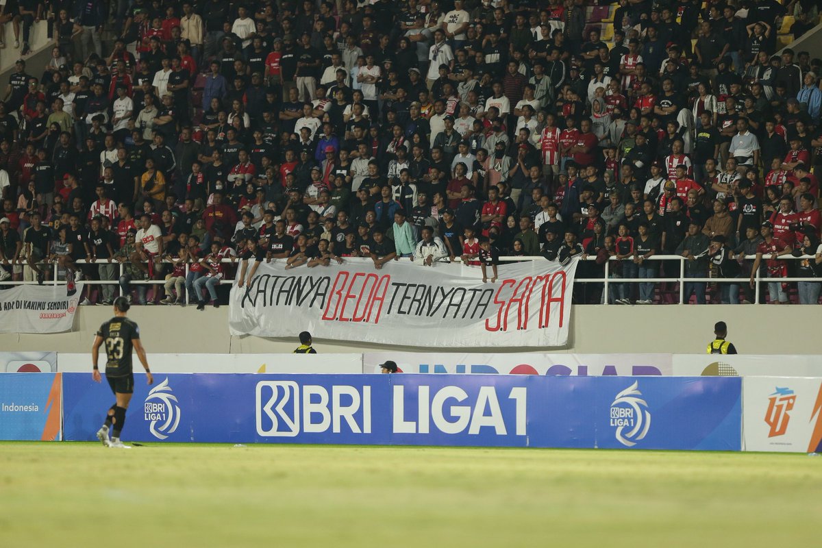 pagarhijaumnhn's tweet image. Dilihat dari sisi manapun keputusan menghentikan Liga oleh @PSSI ini bener-bener konyol. Sebuah kebijakan yang tidak bijak. Dan kembali yang paling dirugikan tentu tim dan juga suporter. 

Shame on you, @PSSI.