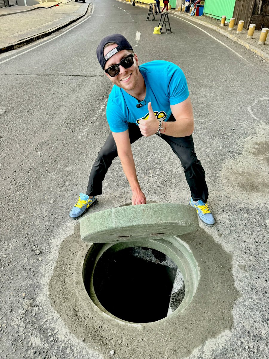 Mayer's tweet photo. Como empezó                       Como acabó https://t.co/R8MINgtnr0