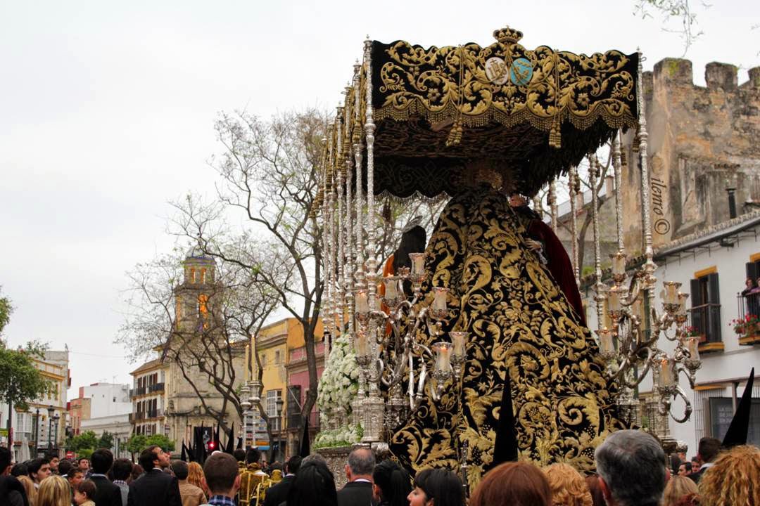 Qué sensación de extrañeza y vacío tengo. No tengo la sensación de haber vivido una Semana Santa. Parece un mal sueño. Quisiera despertar y que fuera Domingo de Ramos, con un sol radiante anunciando la primavera. Toca seguir soñando.

Quedan 378 días para el Domingo de Ramos.