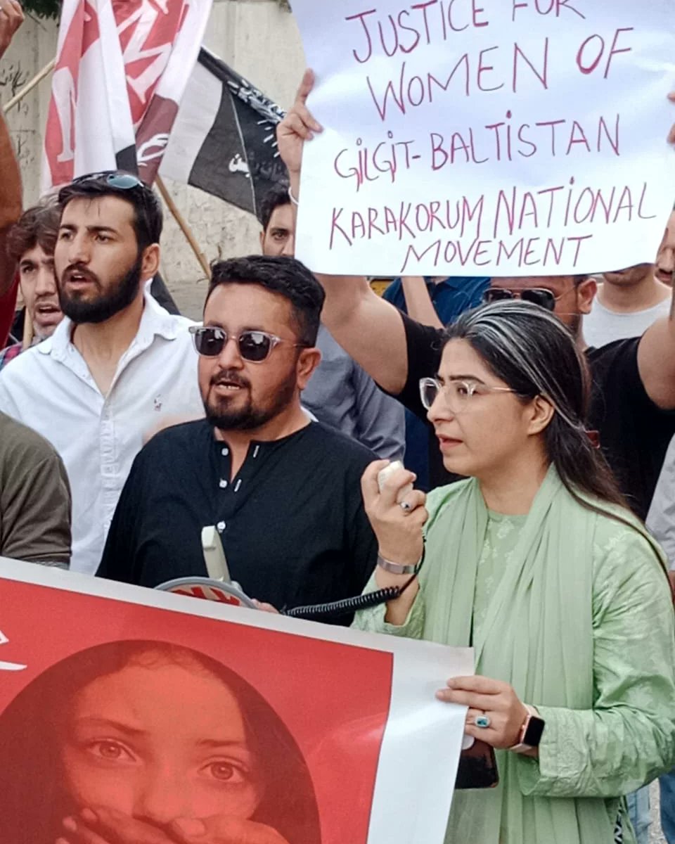 AliHassanHunza's tweet image. Falak Noor was kidnapped and forcibly married against her will, and a protest was held at the Karachi Press Club. The protest was organized by the Karakuram National Movement (KNM). #JusticeForFalakNoor #EndForcedMarriage #KarachiPressClub #KNM #protest
@OfficialMqm