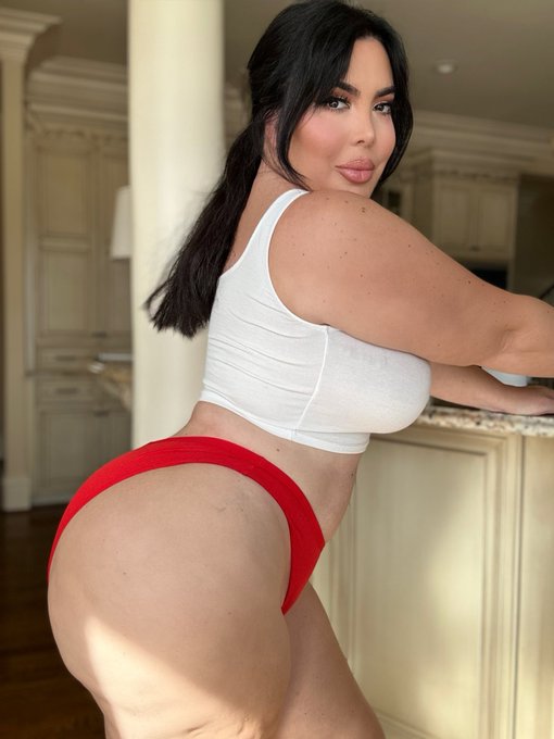 Happy Saturday my loves https://t.co/bOWeqJvHK6 https://t.co/t7YoC4fQo9