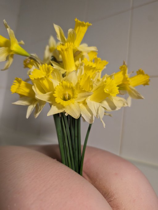 Offrez des fleurs &agrave; une femme. &Ccedil;a fait toujours plaisir. 😘😜 https://t.co/XUlpgPQgaT