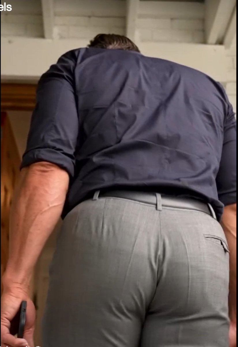 Meninsuits_Aust's tweet photo. Totally hot arse in grey suit pants https://t.co/Yd1ut5zxg8
