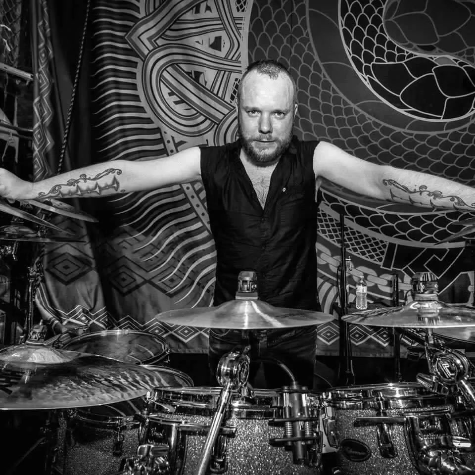 Jan Rechberger: “Yo prefiero los shows en clubs, pero, por supuesto, me gustan los grandes festivales también. Para mí no hay grandes diferencias, son distintos, obviamente, la puesta en escena, los grandes escenarios, tal vez el sonido”.

+ Info: ⬇️

headbangersla.com/entrevista-jan…