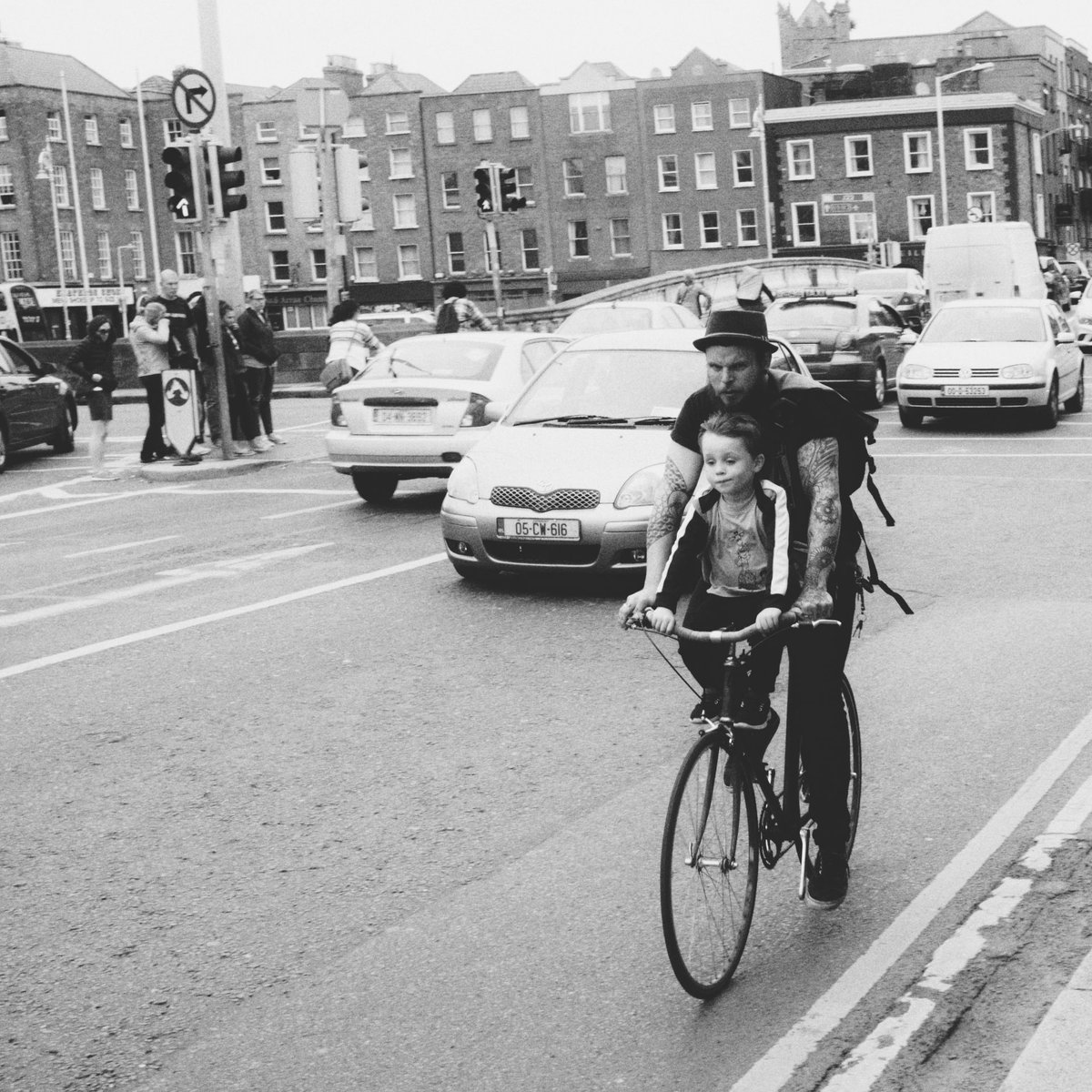#dublin #life_is_street #photooftheday #streetphotography #bicycle #spicollective #cyclist #kid #boy #smile #tattooed #bnw #bnwphotography #zwartwitfotografie #straatfotografie #noiretblanc #schwarzweißfotografie #ireland #friendsinstreets #friendsinbnw