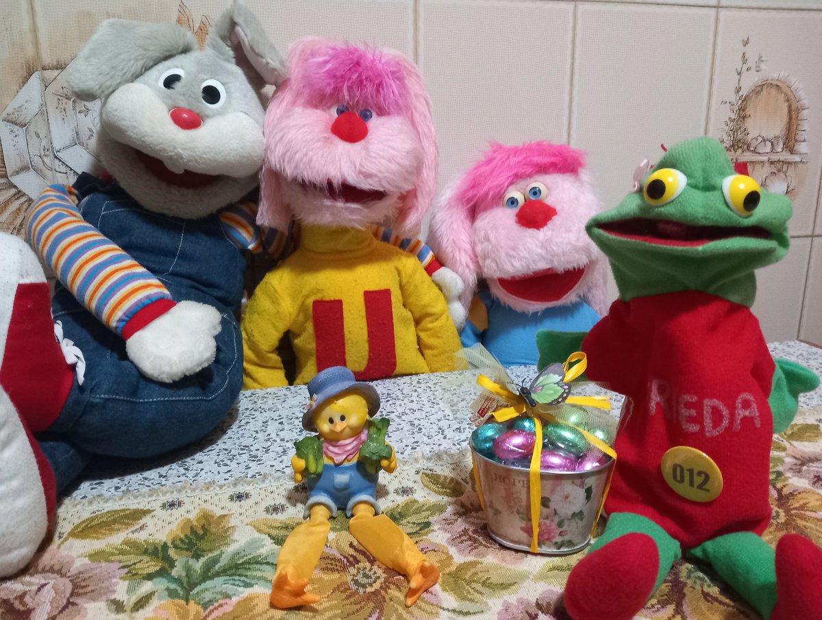 uanbimbumbam012's tweet photo. #buonapasqua dal #team012 di @PupazziStory @uanbimbumbam012 @caciotta012 #uanetto il cuginetto e la rana #frieda insieme a #pippi il #pulcino dalle #gambelunghe #auguri #pasqua #pupazzi #pupazzistory #tv #televisione  #uan #bimbumbam #sorpresa #libro #uovo #pasquetta #bunny 🐰 https://t.co/7KJVqAHV6N