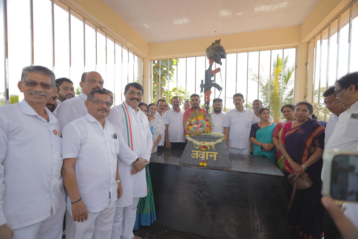 PadmarajRamaiah's tweet photo. ಸುಳ್ಯ ನಗರ ಪಂಚಾಯತ್ ಆವರಣದಲ್ಲಿರುವ ಸೈನಿಕ ಸ್ಮಾರಕಕ್ಕೆ ತೆರಳಿ ಗೌರವ ಸಲ್ಲಿಸಿದೆ. https://t.co/q3yedodDHu